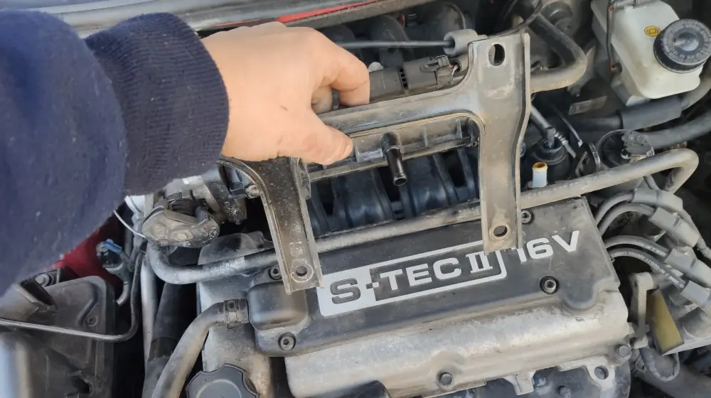 Как снять форсунки на Шевроле Авео